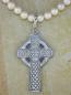 Preview: Keltisches Kreuz - Tragebeispiel an Perlenkette